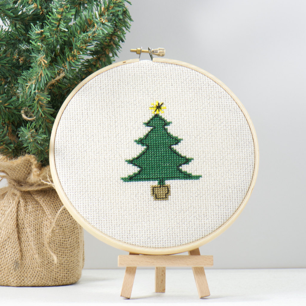 beginner stitcher of christmas tree simple and easy pattern embroidery kit